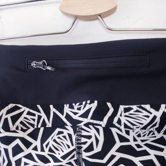 Lululemon Real Quick Crop Posie Black White Floral Size 6 Luxtreme Pockets - Picture 7 of 11